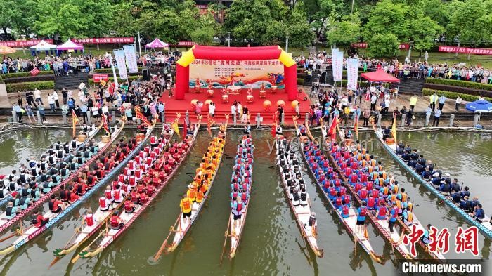 佛山龙舟赛鼓手颜值爆表，吴彦祖“跨界”鼓点激扬水上创新风潮 🎉，创意融合，跨界灵感，文化传承，颜值经济